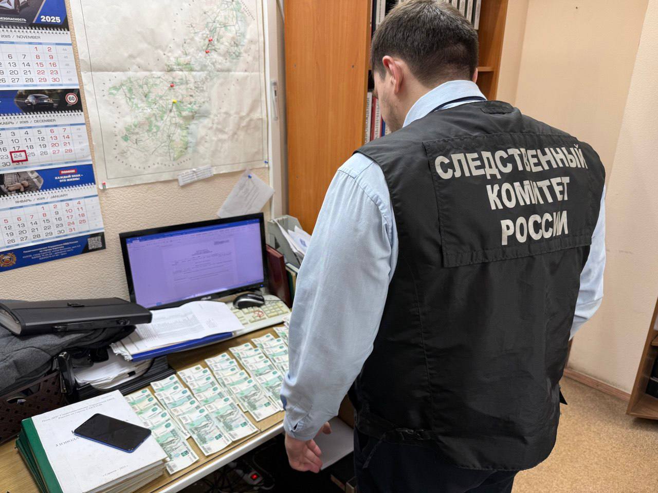 За взятку в миллион рублей в Саратове задержали двух сотрудников ГИБДД